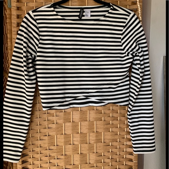 Divided with H&M Black and White striped long sleeve Crop top, wrap look - Picture 4 of 10